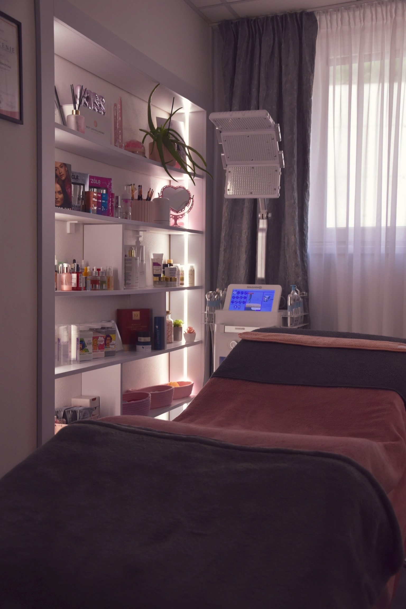 Kozmetický salón Timea Skincare s kozmetickým lôžkom, policami a profesionálnou výbavou